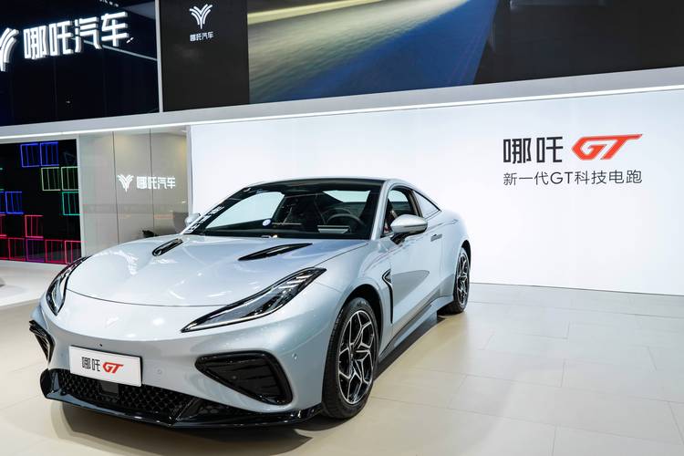 东莞268哪吒汽车在智能汽车领域的表现，领途汽车在新能源汽车市场中的影响力